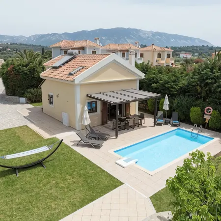Avithos Beach 2 Mins. Private Pool & Garden. Airport 10 Minutes.