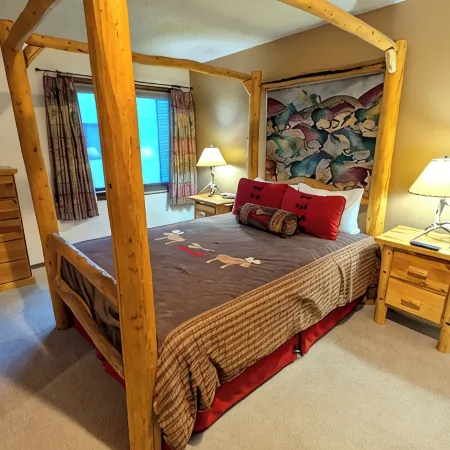 Spacious Condo w/ FREE WiFi, Parking, Heated Pool, Hot Tubs, Ski Shuttles
