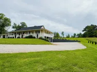Sunshine Escape: Spacious 6Br Home w/ Outdoor Oasis & Fire Pit Near Marina - 4 estrellas