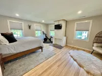Downtown Ludlow, walk to ski shuttle, room for multiple families, pet friendly! - 4-Star