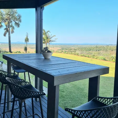 Doug's Place - Spectacular Views + Tennis Court