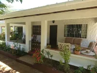 HCS Bungalows, Turtle Bay Rustic Bungalow with garden, Flat #1 - Wi-Fi