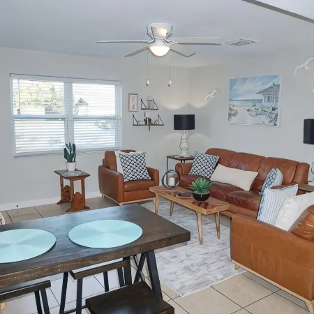 Naples Park Oasis - Cozy Two Bedroom Apartment