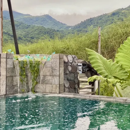 Jala Jala Casita Blanca Tiny House and Farm Stay with Mountain View and Pool