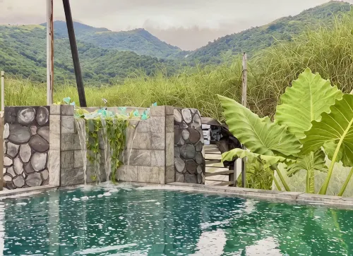 Jala Jala Casita Blanca Tiny House and Farm Stay with Mountain View and Pool - Mountain View