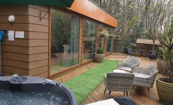 Relaxing couples getaway with hot tub