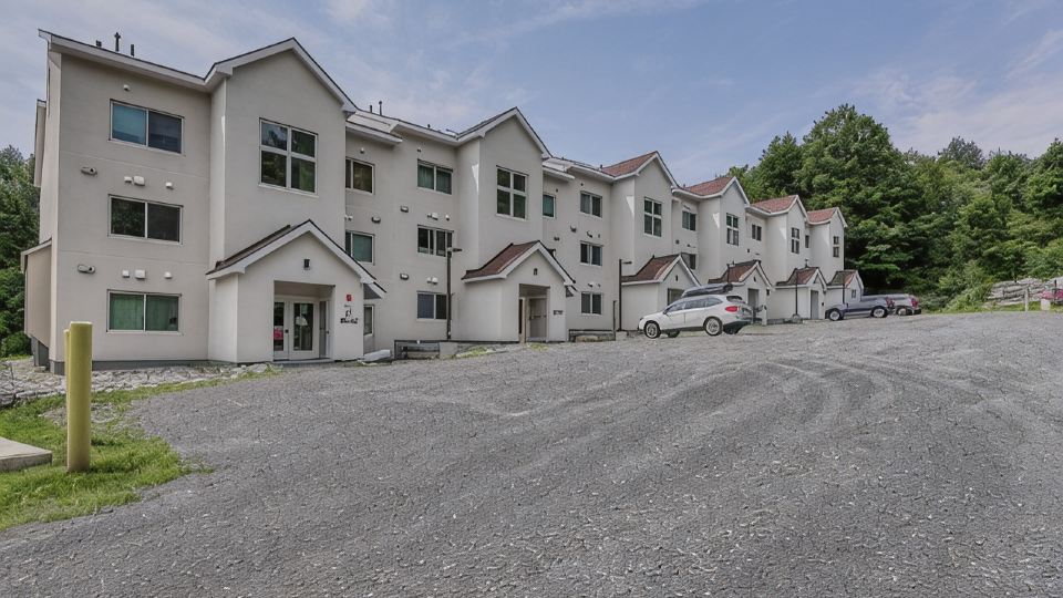NEW Construction! Ski-In/Ski-Out Condo, fire place, Bunk room