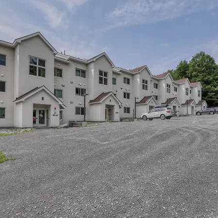 NEW Construction! Ski-In/Ski-Out Condo, fire place, Bunk room