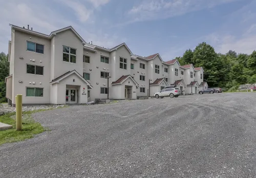 NEW Construction! Ski-In/Ski-Out Condo, fire place, Bunk room