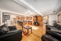 3-bedroom house with AC and WiFi within walking distance of The Big House!