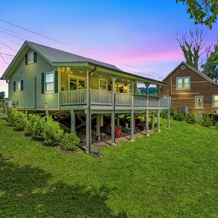 Cozy riverside cabin, hottub, fire-pit, fishing, tubing, relaxing