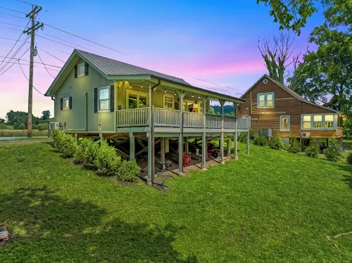Cozy riverside cabin, hottub, fire-pit, fishing, tubing, relaxing