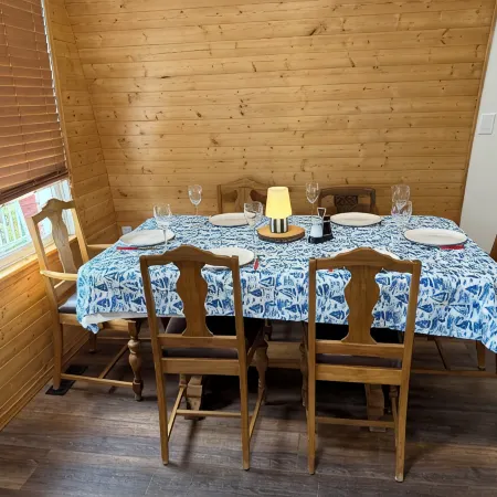 Beachy Keen 2 steps away from lake where rustic meets charm. Pet friendly.