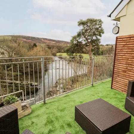Beautiful cottage in the heart of Rhayader with riverside views ( pet friendly)
