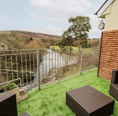 Beautiful cottage in the heart of Rhayader with riverside views ( pet friendly)