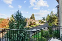 Welcome to Your New Favorite Spot! Tree Top Views & Lots of Room! - 3-نجوم
