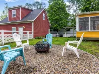 NEW! Marigold & Poppy - Group-Friendly Douglas Retreat - Central & Walkable Hotels in Douglas