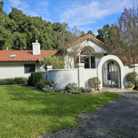 West Side 3BR/3BA - En suite layout, Pool&Hot Tub, nestled in oak covered hills!