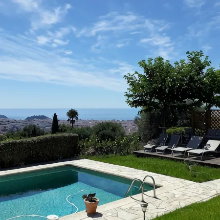 Superb villa sun swimming pool, quiet garden and sea view on the heights of Nice