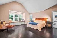 Taggart River House: Modern Luxury Meets Nature: Stunning river views, sleeps 10 - 4-Star