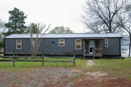 Lake front retreat, covered boat dock, large deck , fenced play area, RV parking - Homestays