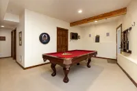 Wintergreen Retreat - bespoke luxury post & beam home on Devils Knob loop - 4-Star