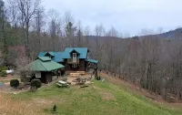 Secluded mountain cabin w. amazing views on 12 acres 3 miles to Blue Ridge Pkwy!