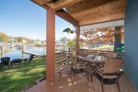 Unwind in Riverfront Comfort — Hot Tub, Fire Pit, Boat Slip, Kayaks - Country Houses