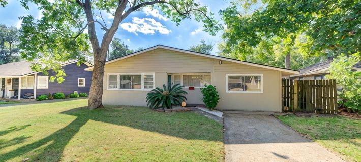 King bed with Pool table, decked patio and, gym. Ξενοδοχεία στην πόλη Beaumont