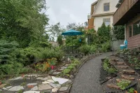 Tabor Hillside Retreat over the trees, walk to trails, and Montavilla cafes. - Jacuzzi