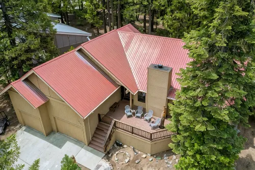 *NEW* Pine Grove Hideaway - family friendly only 1.5 Miles to the lake