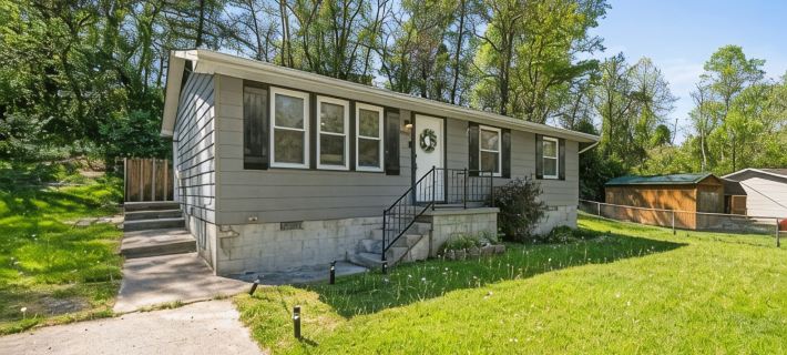 10 Min to NRG Park with Private Deck, Movie Nights & Fire Pit Hotels in Plateau