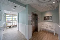 Oceanfront condo - sunrise views, direct beach access & pool - con encanto