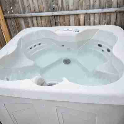 10 Min Walk to Lake + HOT TUB Fitness & Recreational Facilities