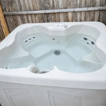 10 Min Walk to Lake + HOT TUB