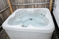 10 Min Walk to Lake + HOT TUB