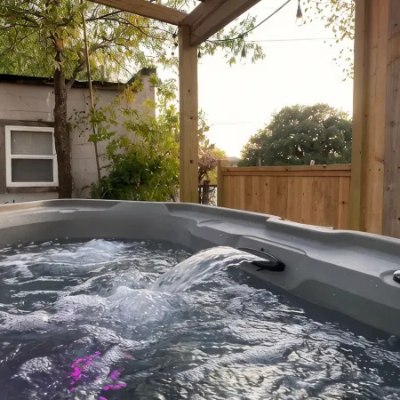 Charming Tiny Home & Hot Tub, Medina