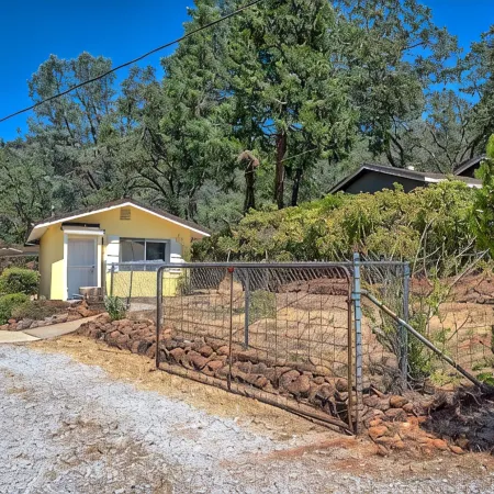 Peaceful Cottage Retreat - 1 mile from Lake Shasta