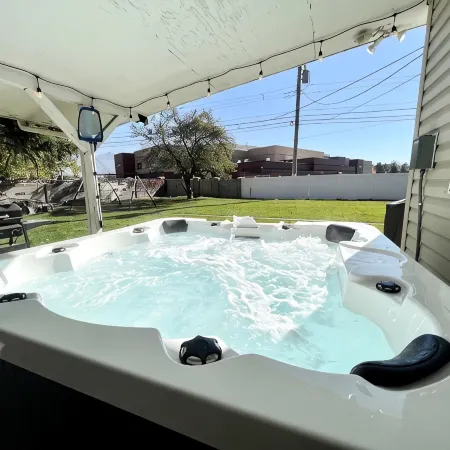 Orem Lower Level Apartment w/ Hot Tub access! 6 minutes to Provo Canyon