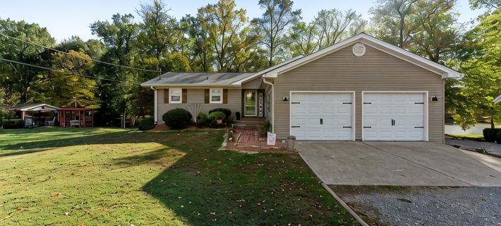 3 bedroom/2 full bath lakefront home with gentle slope to private covered dock Ξενοδοχεία στην πόλη Trigg County