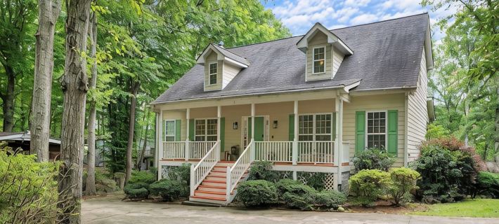 Beautiful Updated Lake House w/ private deep water dock Hotels in Putnam County