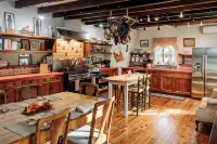Family Retreat at Lansdowne Manor - Homestays