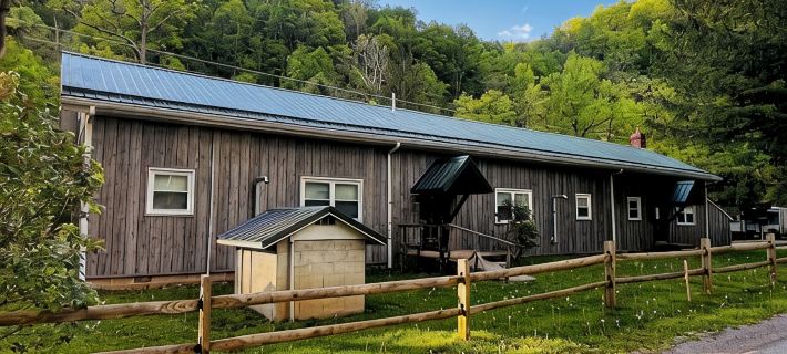 Ugly Cabin, Stunning Escape – Hot Tub! Fire Pit! Fast Wifi! Sunroom! Hiking! Hotels in Randolph County