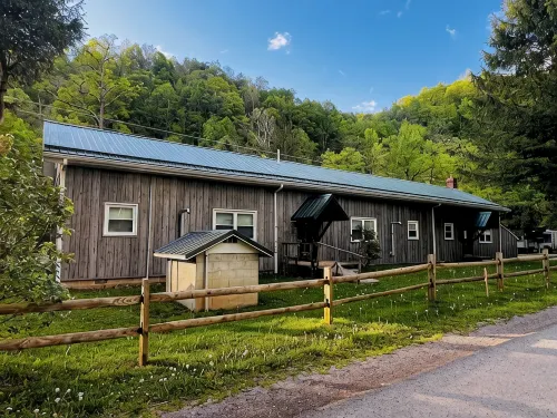 Charming Yet Wild Cozy Retro Cabin Hot Tub, Sunroom, Fire Pit & Trout! Hiking!