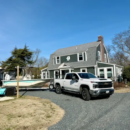 Minutes to the BEACH! Boat friendly, fire pit, bocci & large yard for famly fun!