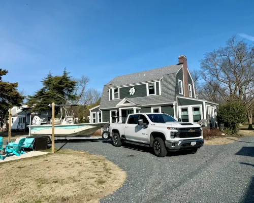 Minutes to the BEACH! Boat friendly, fire pit, bocci & large yard for famly fun!