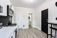 The Downtown Hive:  Sophisticated stay steps from Main St Bethlehem!
