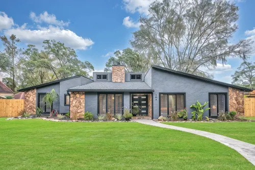 Beautiful Lake getaway with pool, upgraded, pet friendly with lots of extras!!