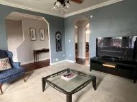 Beautiful 4 bedroom Home by the Hill - Privacy Fenced Backyard and Fast Internet - Jacuzzi
