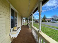 Cozy Cole St Home built in 1910 in Downtown Enumclaw イーナムクローのホテル